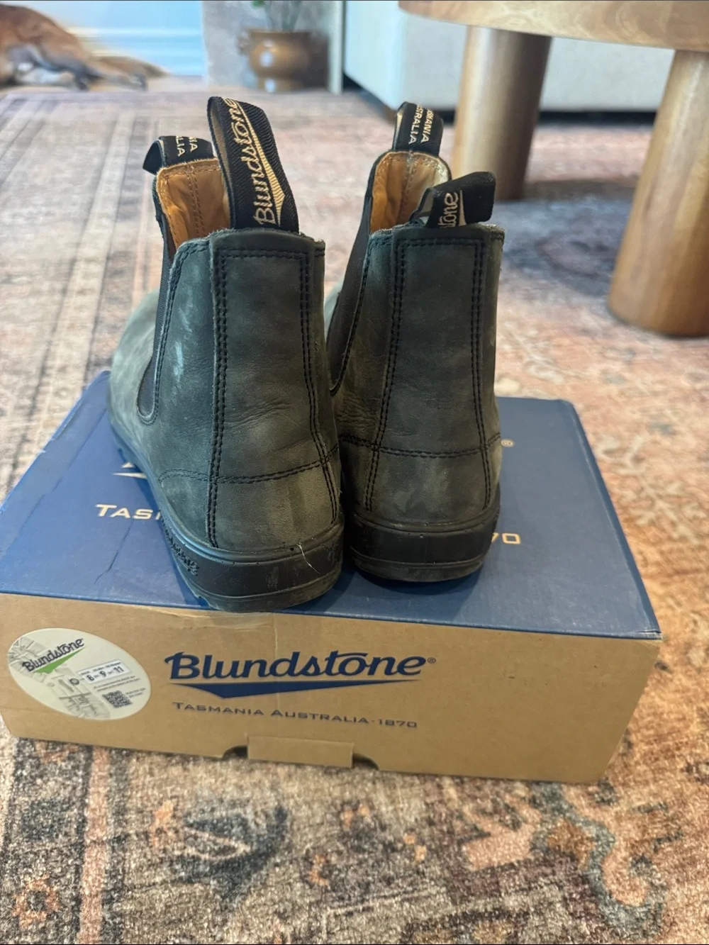 Men’s Blundstone 587 Round Toe Chelsea Boot in Rustic Black